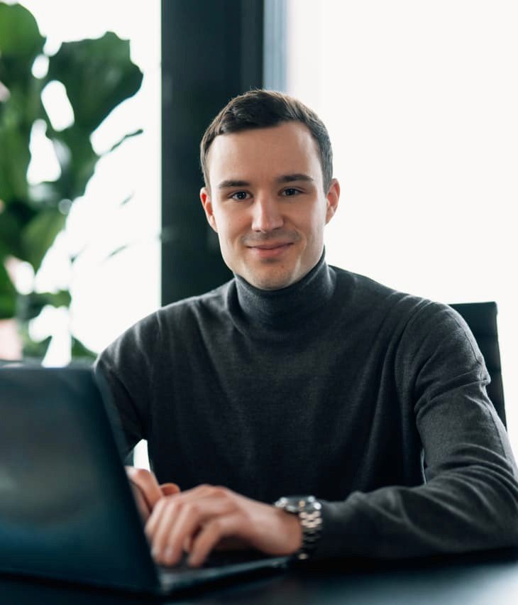 Lorenz Ritter von Stein am Schreibtisch mit Laptop